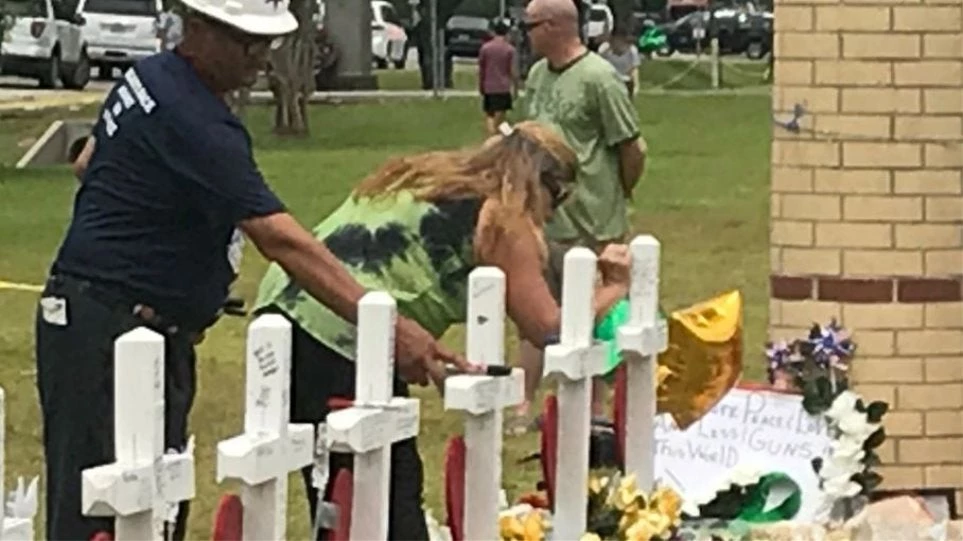 Η εικόνα που ανατριχιάζει: Δέκα σταυροί με τα ονόματα των θυμάτων στην είσοδο του Santa Fe High School